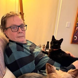 Fábio Jr. posou ao lado de um cachorro e de um gato e escreveu na legenda: "Finalzinho de tarde tranquilo por aqui"