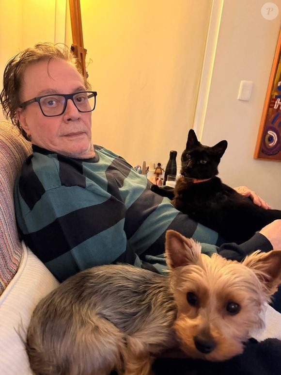 Fábio Jr. posou ao lado de um cachorro e de um gato e escreveu na legenda: "Finalzinho de tarde tranquilo por aqui"