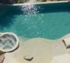 Piscina de Tato é praticamente uma praia com piso antiderrapante e atérmico