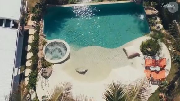 Piscina de Tato é praticamente uma praia com piso antiderrapante e atérmico