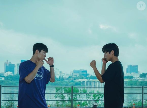 "Acho que eles se apaixonaram de verdade. Eu já tinha conversado com os dois e dito que a série era como um melodrama. Como se fosse sobre o primeiro amor", disse o diretor