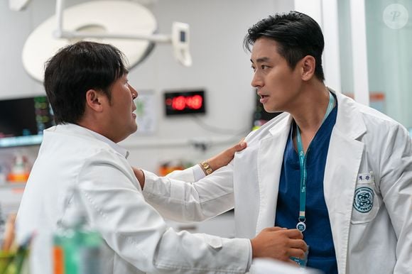 O protagonista é um cirurgião de trauma que passou anos atuando em zonas de conflito e é convocado pelo governo sul-coreano para reorganizar o centro de trauma de um hospital universitário