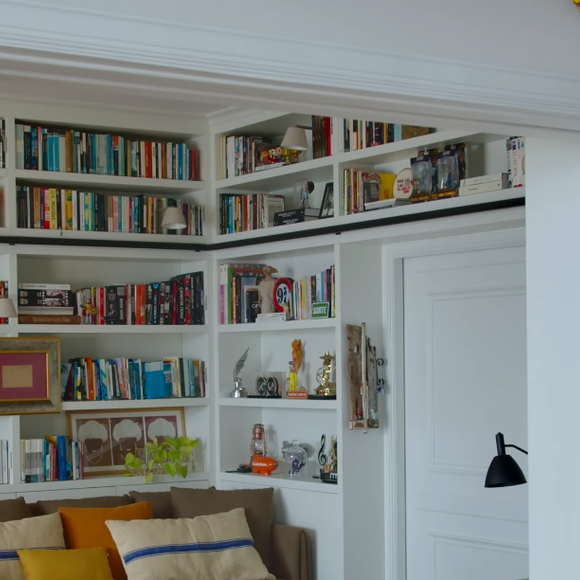 Taís Araújo e Lázaro Ramos apostaram em ambientes integrados, sem portas, para conectar seu apartamento