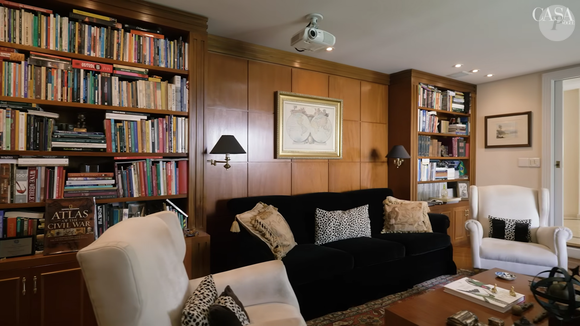 Ronnie Von possui uma biblioteca com milhares de livros em sua casa
