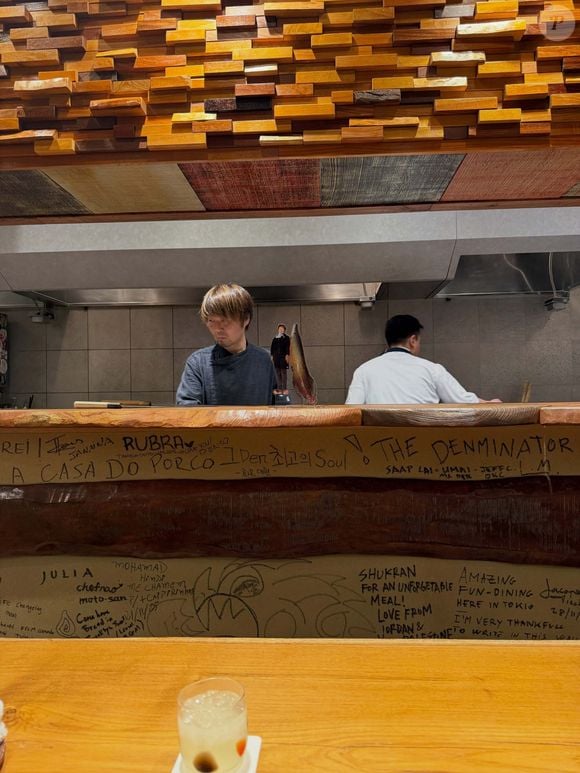 Além de Bruna Marquezine, Shawn Mendes aproveitou a noite ao lado de Sasha Meneghel e João Lucas em um dos restaurantes japoneses mais exclusivos de São Paulo