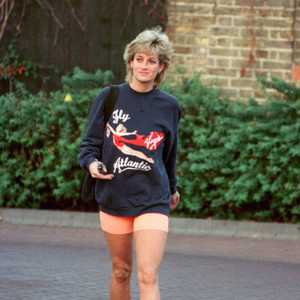 Princesa Diana/Lady Di é considerada até o século atual um verdadeiro símbolo de confiança, educação, beleza e estilo. Na foto ela usa um moletom e bermudas de ciclista, combinadas às meias de cano médio e tênis esportivo.