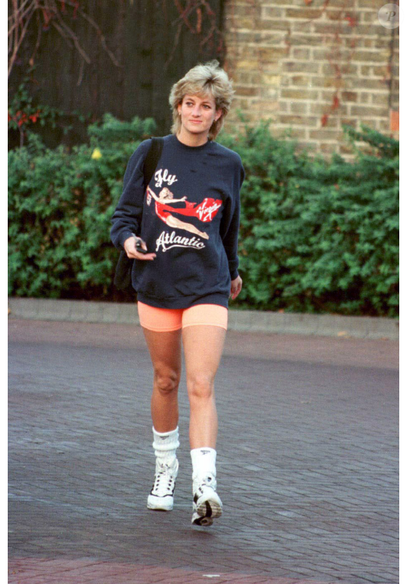 Princesa Diana/Lady Di é considerada até o século atual um verdadeiro símbolo de confiança, educação, beleza e estilo. Na foto ela usa um moletom e bermudas de ciclista, combinadas às meias de cano médio e tênis esportivo.