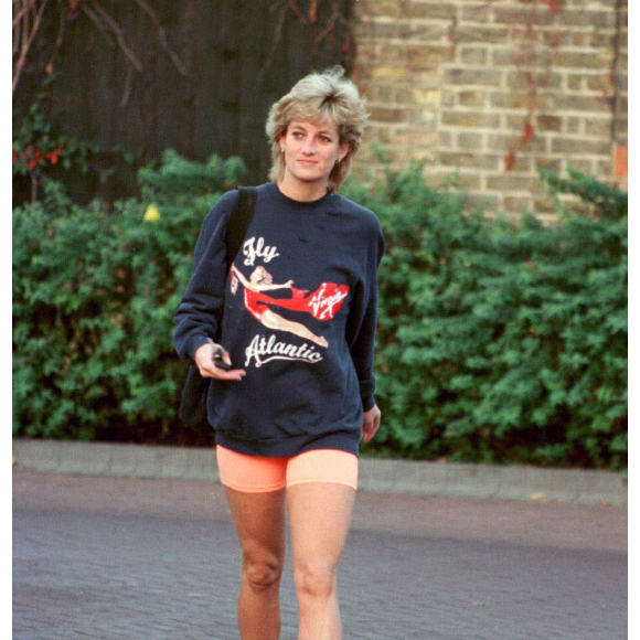 Princesa Diana/Lady Di é considerada até o século atual um verdadeiro símbolo de confiança, educação, beleza e estilo. Na foto ela usa um moletom e bermudas de ciclista, combinadas às meias de cano médio e tênis esportivo.
