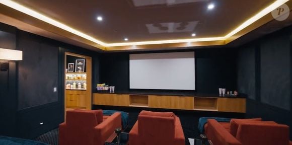 Demi Lovato tem sala de cinema em sua mansão nos EUA