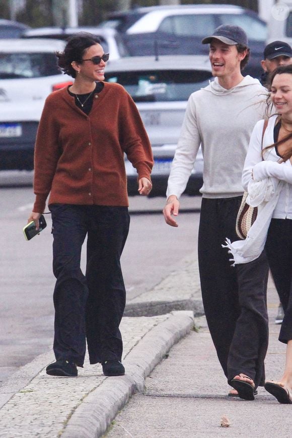 Shawn Mendes e Bruna Marquezine foram fotografados durante visita a uma loja de instrumentos musicais no Rio