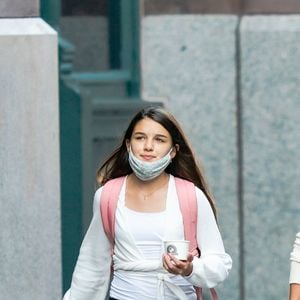 Segundo o Page Six, aos 20 anos, Suri Noelle oficializou na Justiça a retirada do sobrenome Cruise, marcando um novo capítulo em sua vida após mais de uma década sem contato com o pai, Tom Cruise
