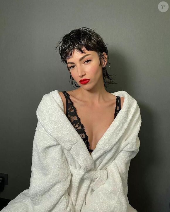 Estilosa, a atriz Ursula Corberó já usou diferentes cortes da lista. O desta foto é o bixie