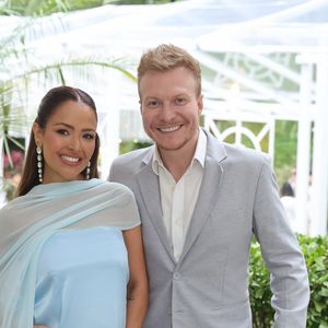 Gabi Luthai posa na entrada do casamento de Lexa e Ricardo Vianna com o marido, irmão de Michel Teló