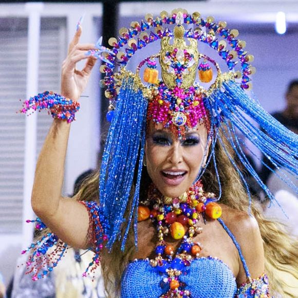 Tem biquíni no pré-carnaval 2025! Sabrina Sato usa moda praia cheia de contas em ensaio da Gaviões. Fotos