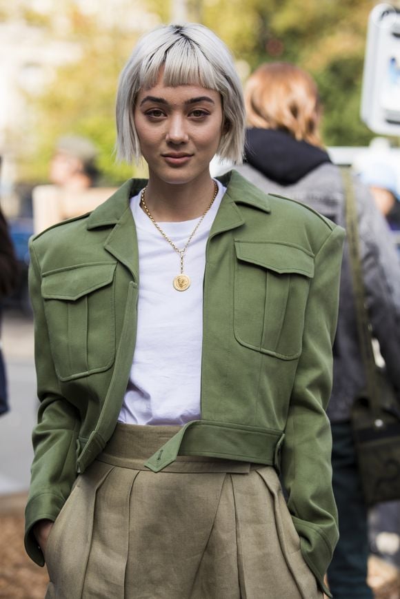 Não há peça mais essencial no guarda-roupa do que uma regata preta ou branca. E é por isso que agora também queremos muito uma no tom "ugly green".