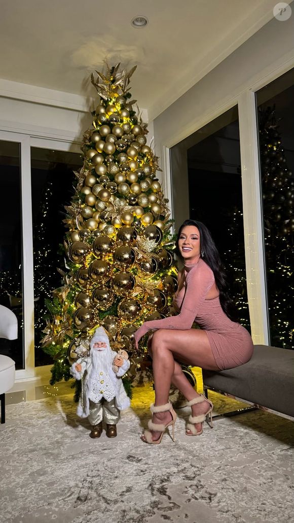 Em 2024, Juju Salimeni apostou em várias bolas douradas na decoração da Árvore de Natal. É uma ideia ótima para quem busca algo vívido, para trazer luz para a casa! Repare no detalhe dos tamanhos das bolas - começando pelas pequenas e indo para as maiores