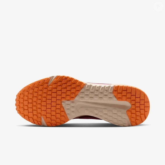 Leve, confortável e cheio de estilo: o Nike Run Defy Feminino conquistou clientes por unir amortecimento macio e um design sofisticado que combina perfeitamente com a rotina corrida do dia a dia