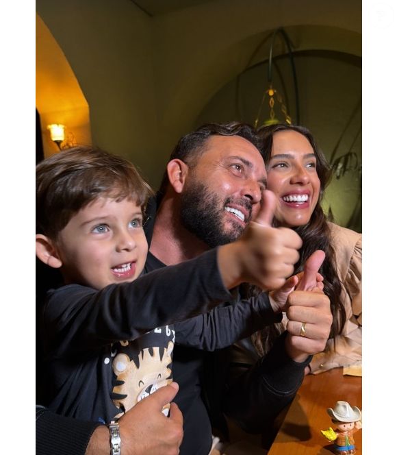 Irmão mais velho de Virginia comemorou aniversário com a mulher, o filho (ambos na foto), e a mãe, Margareth