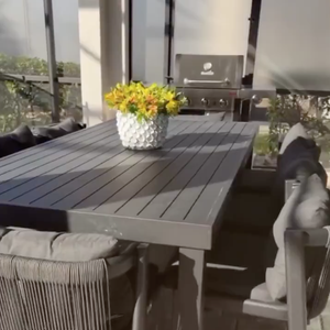 Mansão de Bruna Marquezine tem uma área externa com móveis em tons sóbrios e luxuosos