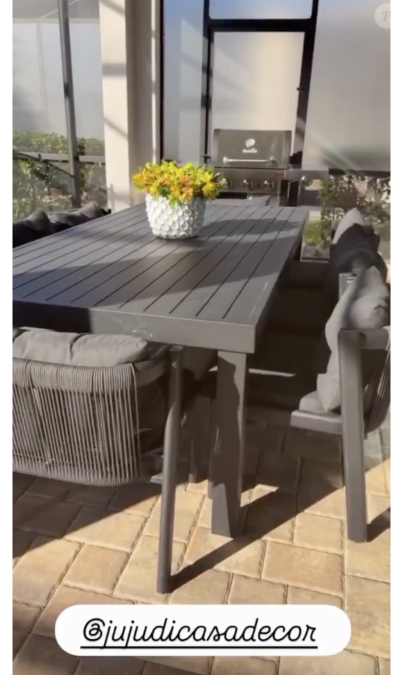 Mansão de Bruna Marquezine tem uma área externa com móveis em tons sóbrios e luxuosos