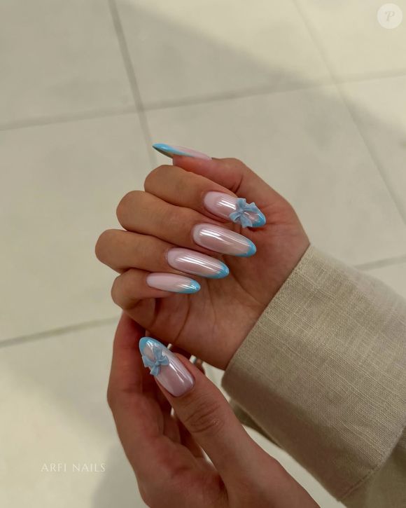 Para quem prefere uma estética praiana mais sutil, os tons de azul - especialmente os azul-esverdeados claros - são ideais e ainda ajudam a realçar o bronzeado quando usados com moderação.