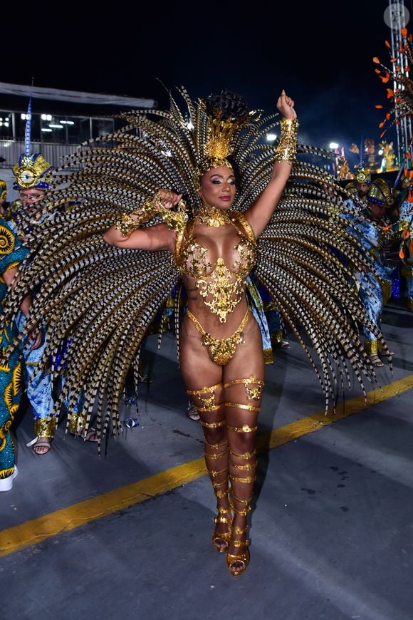 Carnaval 2026: Theba Pitylla desfilou como rainha de bateria da Império de Casa Verde