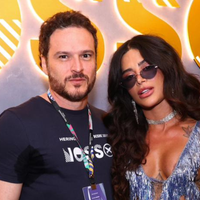 Após lifting facial, Aline Campos, do ‘BBB 26’, estreia 'novo rosto' com namorado deputado na Sapucaí. Veja antes e depois!