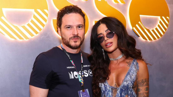 Após lifting facial, Aline Campos, do ‘BBB 26’, estreia 'novo rosto' com namorado deputado na Sapucaí. Veja antes e depois!