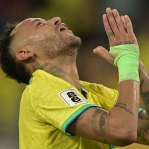 Aprender a lidar com críticas: eis como podemos evitar que elas afetem nossa autoestima; foto ilustrativa de Neymar Jr, jogador que sofreu bastante críticas