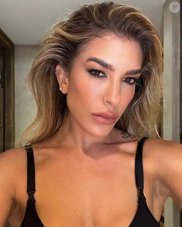 Trata-se de um espessamento de um nervo entre os ossos dos dedos do pé — geralmente entre o terceiro e o quarto metatarsos — que provoca sintomas como dor intensa, queimação, formigamento e sensação de estar pisando em uma pedra.