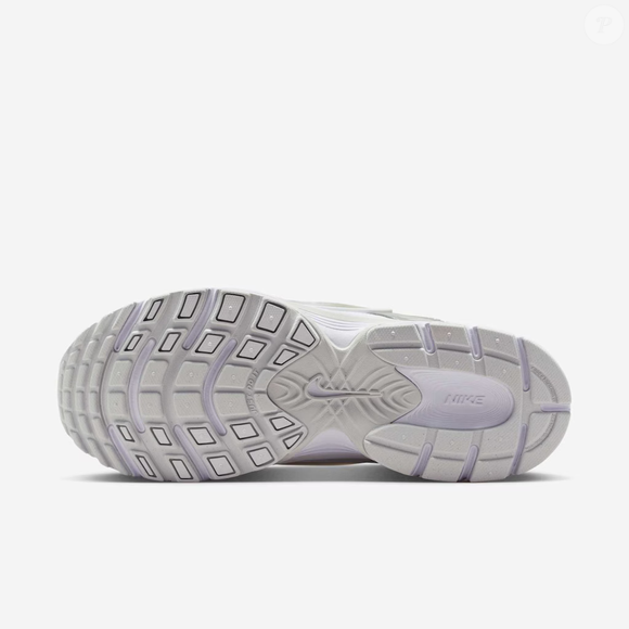 O Nike V5 Run chama atenção não apenas pelo visual elegante, mas também pela proposta confortável. O modelo conta com lingueta acolchoada, palmilha forrada e entressola em EVA, combinação que promete mais maciez e absorção de impacto na rotina
