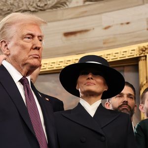 Donald Trump assumiu como novo presidente dos EUA em janeiro de 2025, e surgiu ao lado da esposa, Melania Trump.