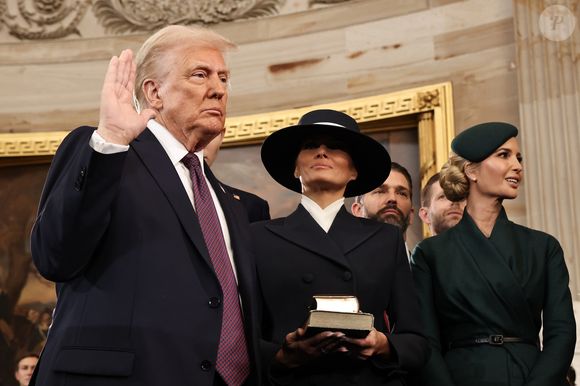 Donald Trump assumiu como novo presidente dos EUA em janeiro de 2025, e surgiu ao lado da esposa, Melania Trump.