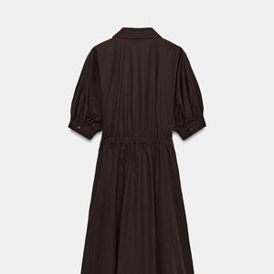 Com cintura ajustável e saia evasê, o vestido camisa marrom da Zara valoriza a silhueta sem ficar justo demais