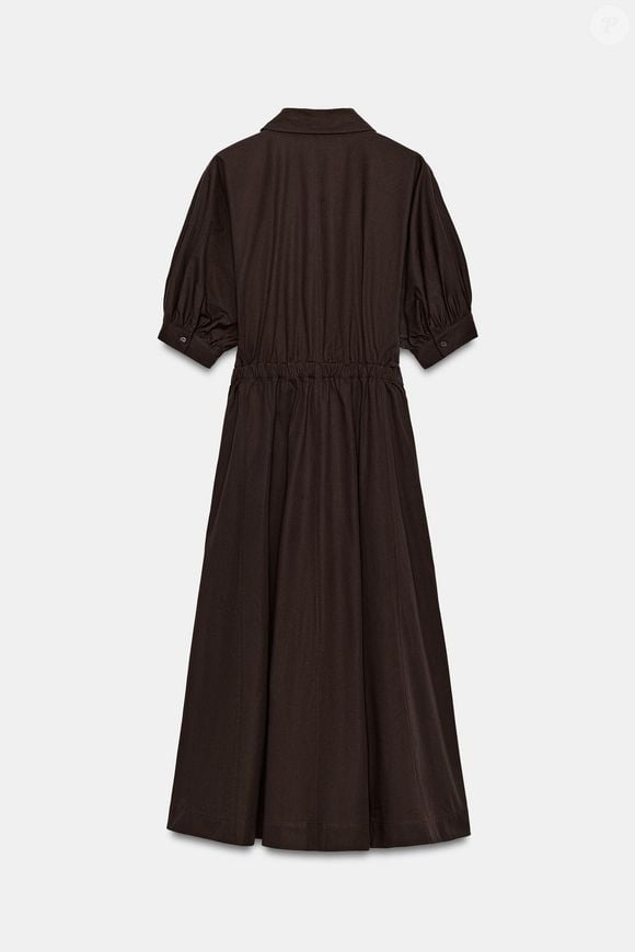 Com cintura ajustável e saia evasê, o vestido camisa marrom da Zara valoriza a silhueta sem ficar justo demais