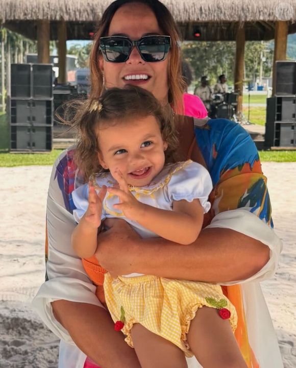 Na festa, Nadine apareceu segurando a neta Helena no colo