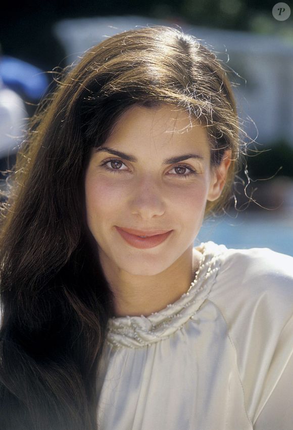 Olha Sandra Bullock mostrando sua beleza natural novamente! Atriz apostou em uma make básica e neutra