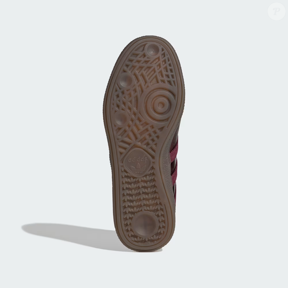 O tradicional Handball Spezial ganhou uma releitura inesperada: agora em versão loafer, o clássico da adidas Originals une visual minimalista, conforto e muito estilo