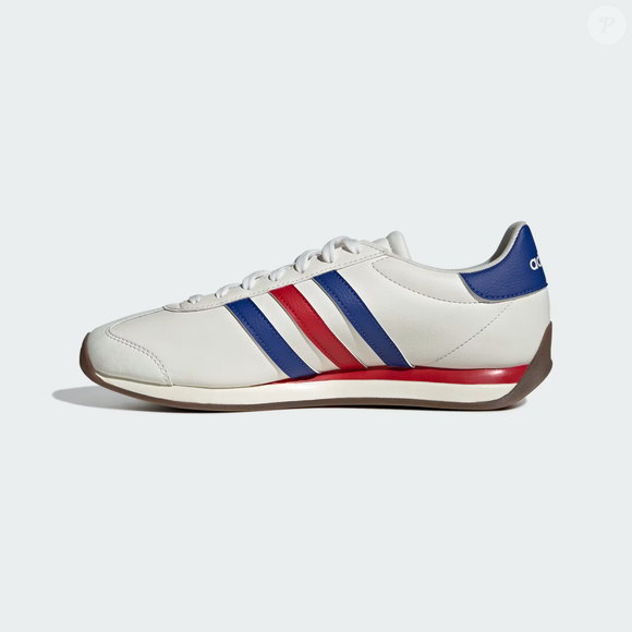 Dos jeans aos vestidos, o Adidas Runvista aparece como uma opção versátil para montar produções cheias de personalidade e inspiradas no visual descontraído de Harry Styles