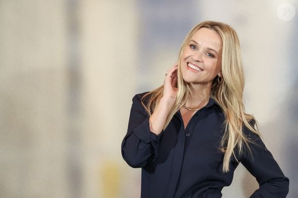 Reese Witherspoon, de 49 anos, é dona de cabelo comprido em tom iluminado de loiro