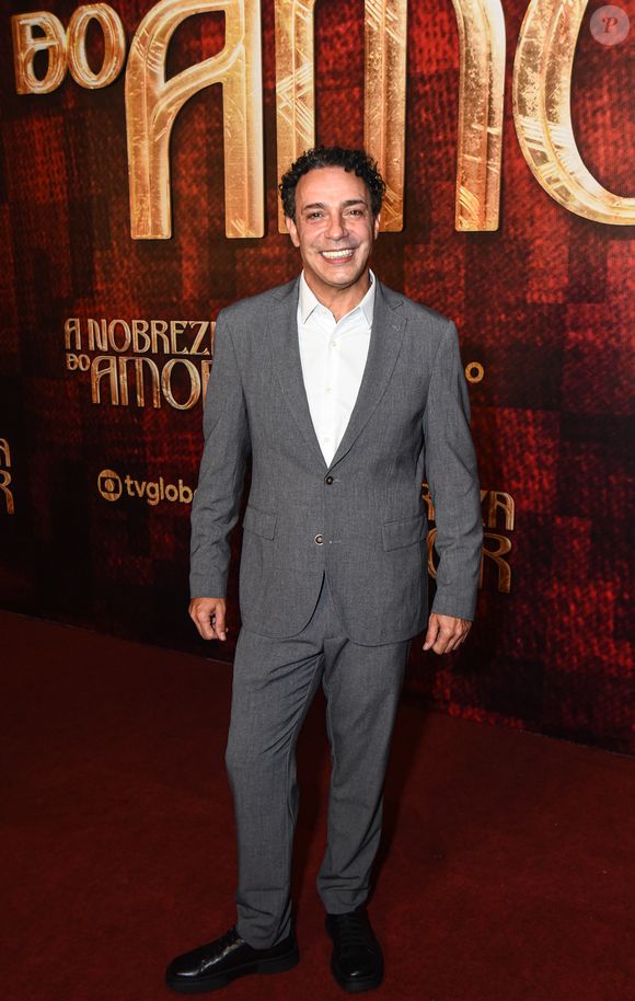 Roupa social também foi a escolha de Marcelo Médici para lançar a novela 'A Nobreza do Amor'