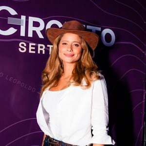 Isadora Cruz combinou jeans com chapéu de cowboy no Camarote Brahma para acompanhar o maior rodeio da América Latina; figurino semelhante ao da novela Coração Acelerado