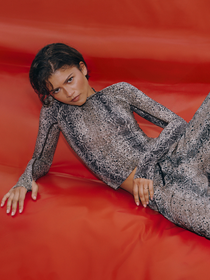 Metade esportivo, metade sapatilha Mary Jane: com estética clean e minimalista, os novos tênis da On em collab com Zendaya são tão confortáveis que se tornaram objeto de desejo das mulheres ricas