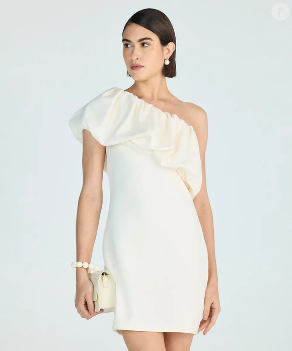 Luxo discreto em destaque: o vestido de um ombro só bege da C&A, por R$ 119,99, é perfeito para quem quer incorporar o charme da personagem em 2026