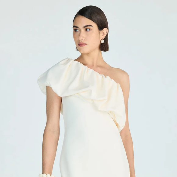 Luxo discreto em destaque: o vestido de um ombro só bege da C&A, por R$ 119,99, é perfeito para quem quer incorporar o charme da personagem em 2026