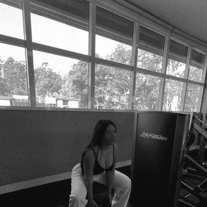 Simaria optou por um look fitness de top preto ajustado com alças finas e calça de moletom clara e larga de cintura alta