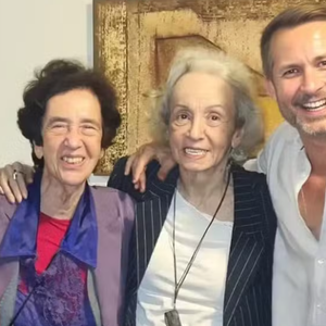 A atriz Joana Fomm comemorou o seu aniversário ao lado dos amigos. Sucesso para essa grande atriz!