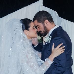 O vestido assinado pela Eliane Noivas trouxe gola vitoriana estruturada, mangas ajustadas e uma volumosa saia de baile