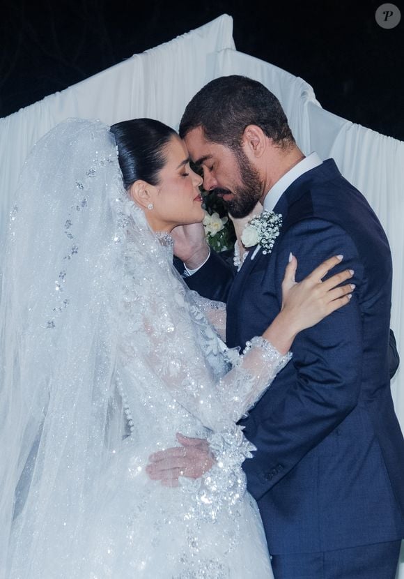 O vestido assinado pela Eliane Noivas trouxe gola vitoriana estruturada, mangas ajustadas e uma volumosa saia de baile