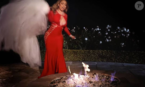 Após o término do noivado, a cantora incorporou o vestido em seu videoclipe da música “I Don’t”, lançado em 2017. No vídeo, ela aparece jogando a peça em uma fogueira, simbolizando o fim do relacionamento de forma marcante e teatral.